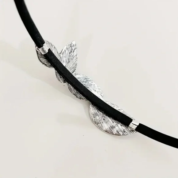 💖 3/$30 💖 Silver Intricate Leaf Headband - Picture 3 of 8